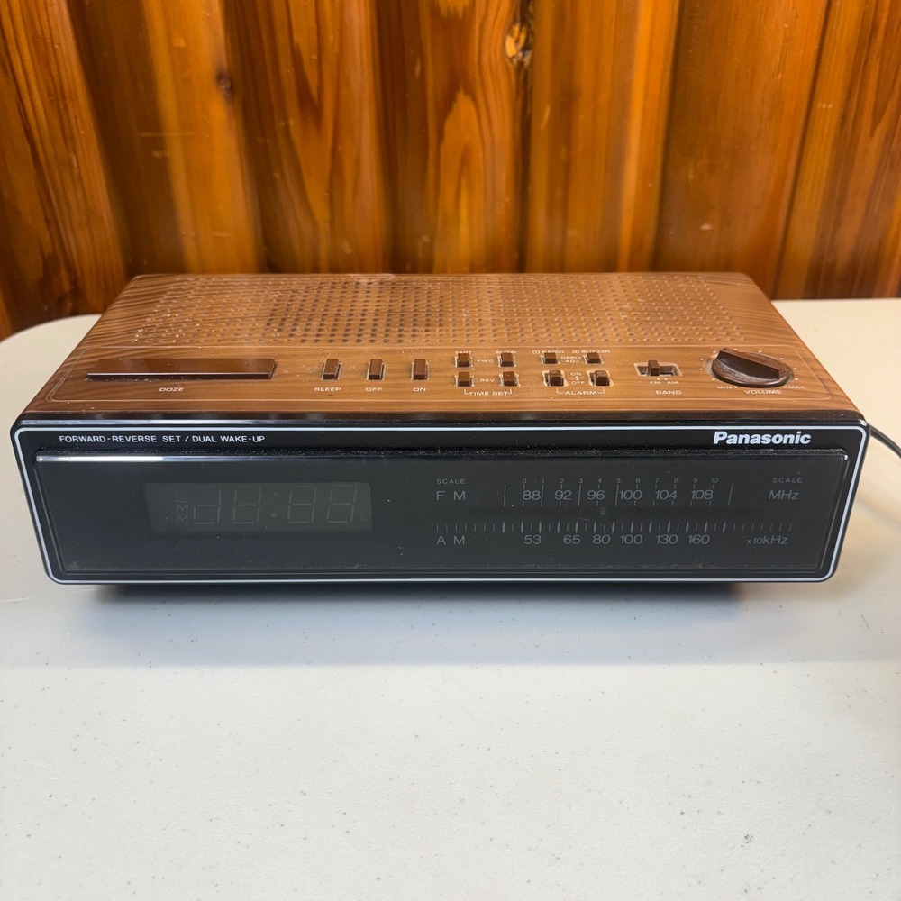 Panasonic RC-6210 Vintage AM FM Clock Radio Radio Works Japan For Parts Repairs
